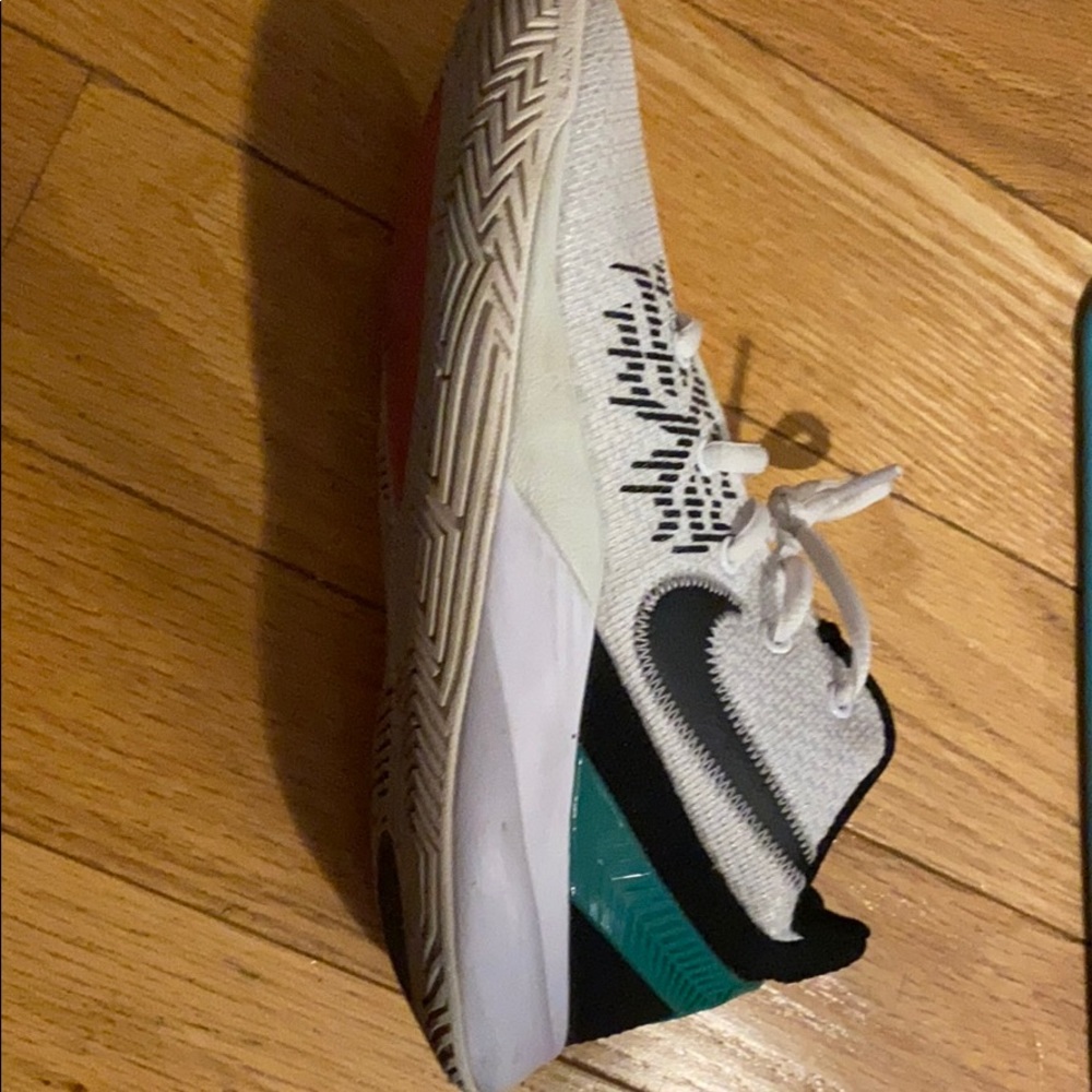 basketball sneakers comes w both shoes